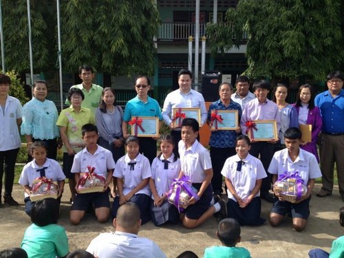 GUNKUL's representative gave 10 sets of street lamp 2x36 watts to Mae Tao School, Mae Sod, Tak Province.